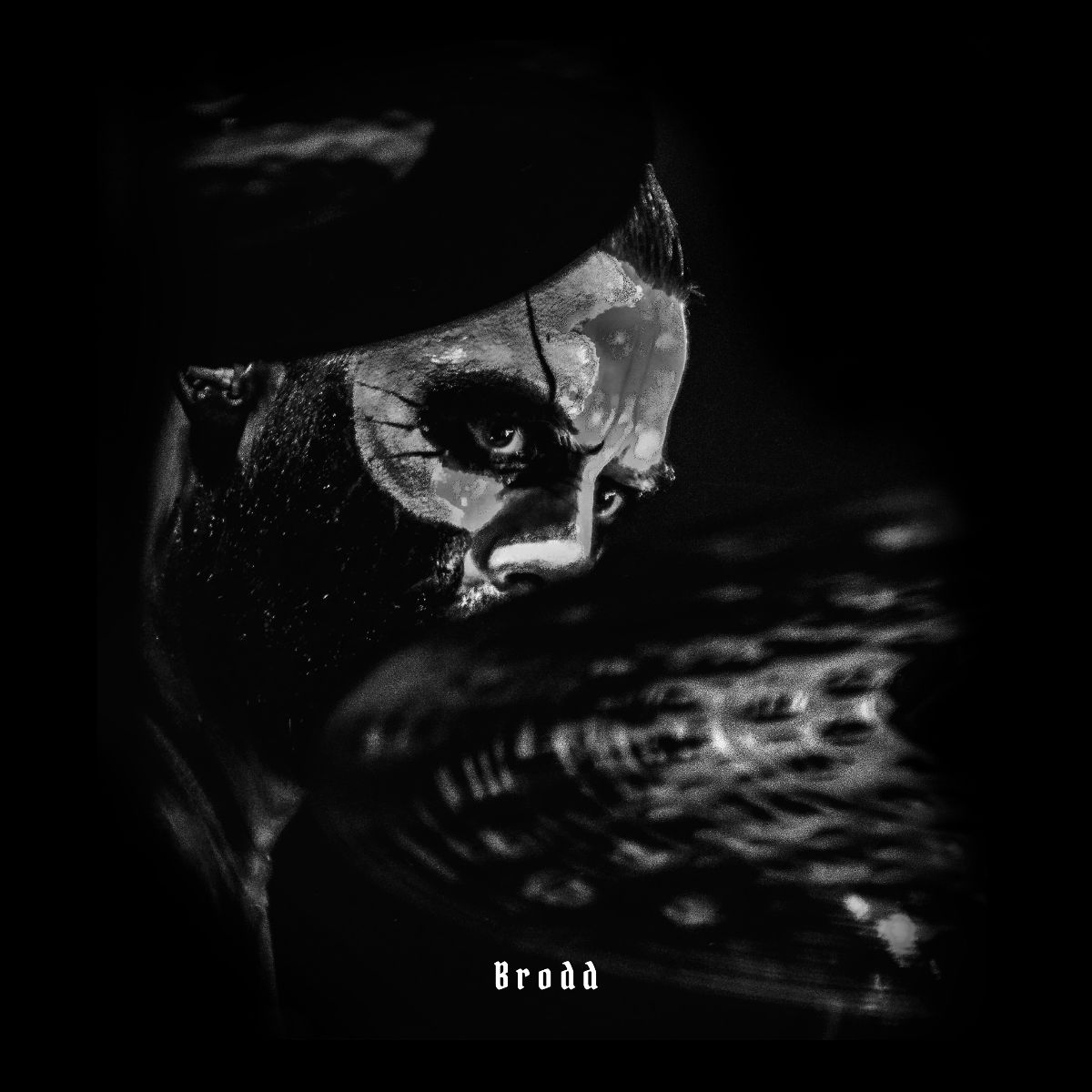 Portrait en noir et blanc de Brodd, regard tourné vers la droite