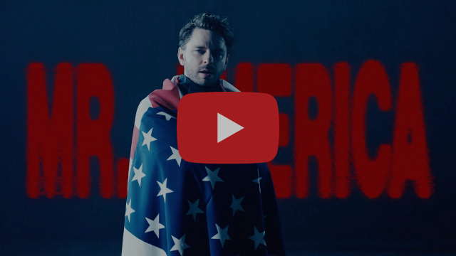 Philip Strand, drapé d'un drapeau américain devant le titre « Mr. America » en lettres rouges
