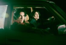 Crown the Empire lâche « violet » et lance le jeu « Violent Violet » Deux musiciens assis dans une voiture la nuit, éclairés par une lumière verte
