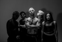 THE DARK.FM dévoile « Redline » avec Kent Osborne Les membres de THE DARK.FM posant en noir et blanc, bras croisés, devant un fond sombre