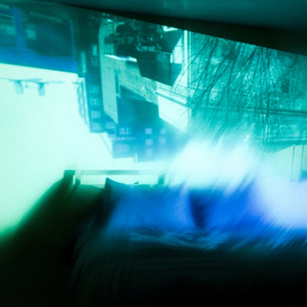 Visuel abstrait bleu et vert évoquant une chambre et une fenêtre en mouvement
