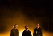 Autumn Kings décroche son premier numéro un en radio rock Les trois membres d'Autumn Kings posant dans une lumière dorée et enfumée