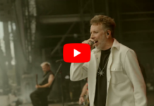 Sidilarsen dévoile « Intox – Live au Hellfest » Le chanteur de Sidilarsen au micro sur scène, veste blanche et collier, lors d'une prestation en plein air