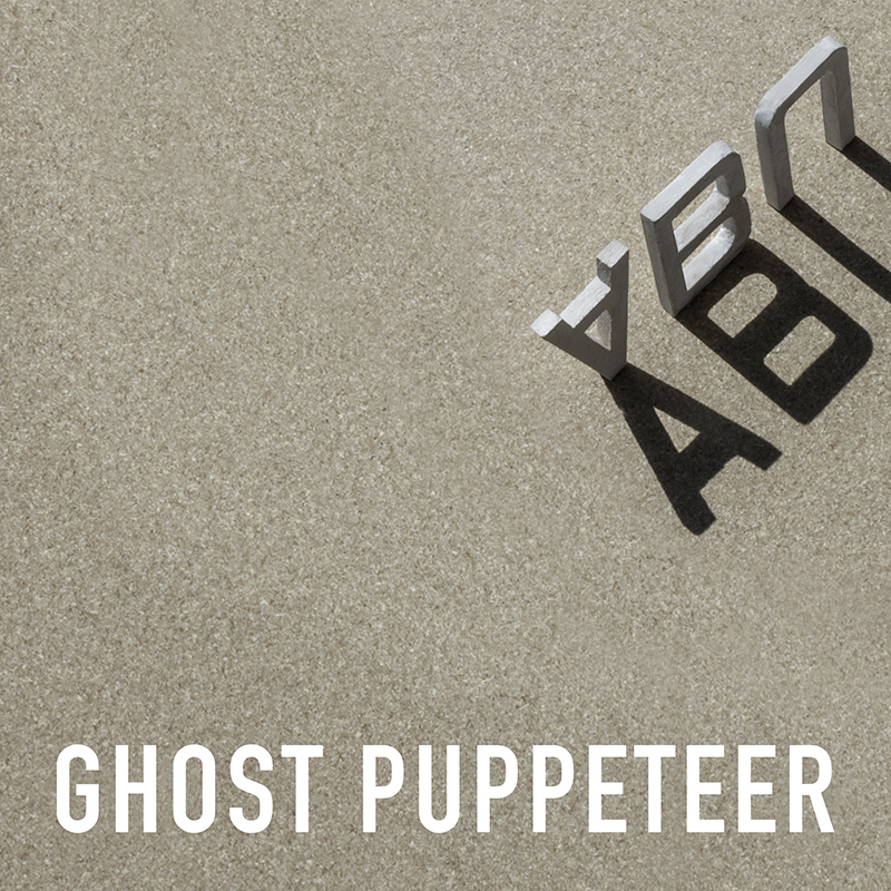 Pochette du single « Ghost Puppeteer » : lettres métalliques projetant leurs ombres sur un fond sablé