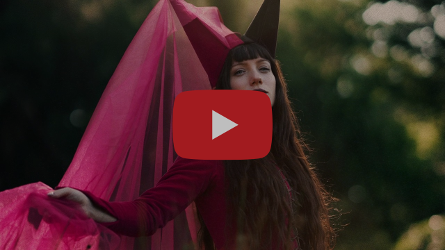 Vignette du clip officiel de « False Gods » avec bouton de lecture