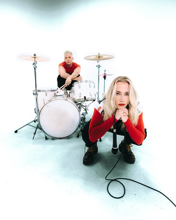 Le duo SENSES, Madison Taylor au chant et Nick Sampson à la batterie