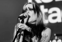 ABU NEIN revient avec « Ghost Puppeteer », darkwave pour l’autonomie Chanteuse en concert, micro en main, maquillage sombre et tatouages, sur fond noir et blanc