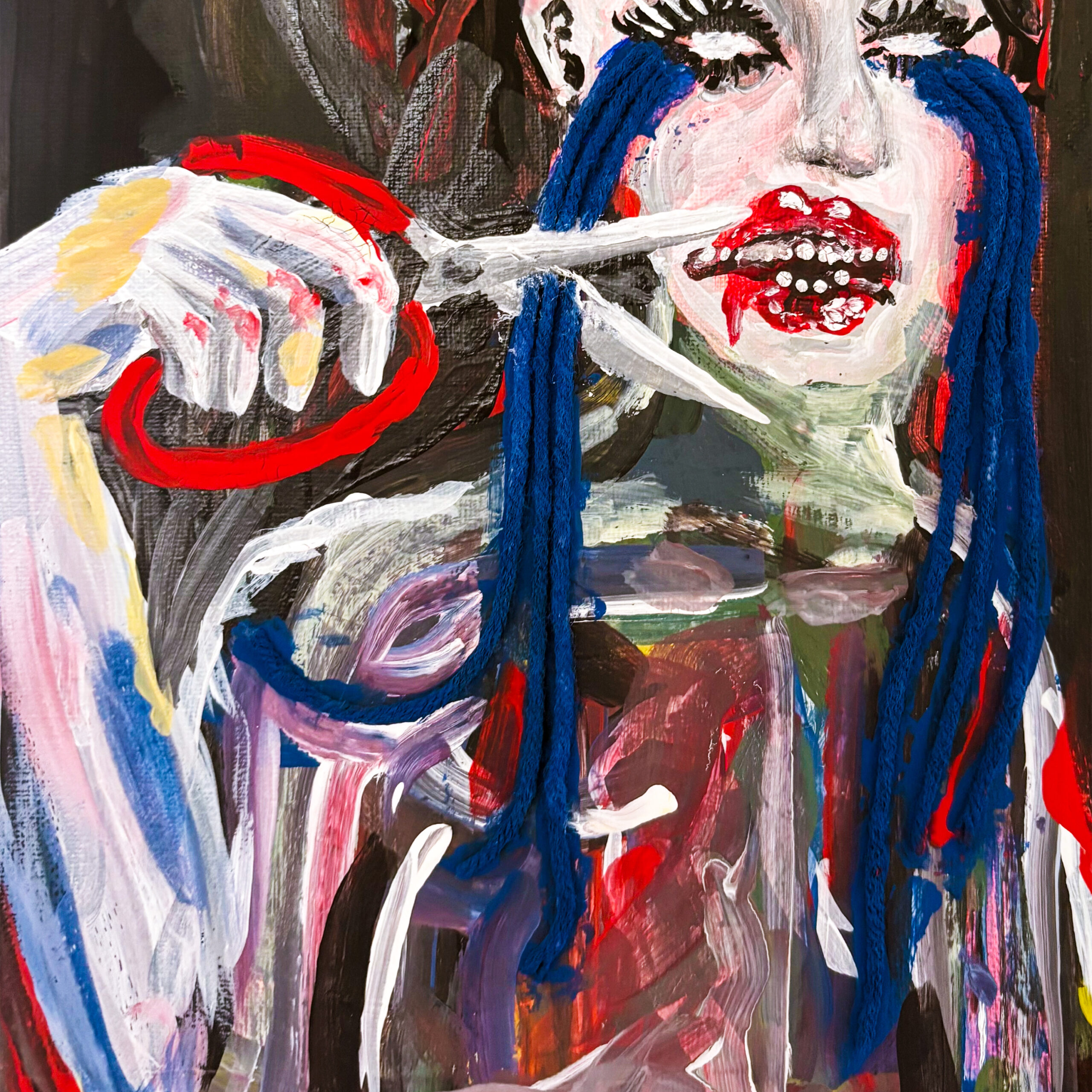 Peinture acrylique expressive d'un visage féminin aux lèvres rouges, aux mèches bleues et tenant une paire de ciseaux