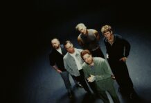Anberlin : « Trenches » avec Switchfoot, avant l’album « Currency » Les cinq membres d'Anberlin posant en studio, en lumière sombre