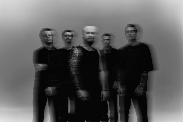 Les cinq membres de We Came As Romans posant en noir et blanc, avec un effet de flou de mouvement