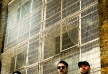 What Lies Below rejoint Solid State avec « Return to Nothing » Les quatre membres de What Lies Below posant devant un mur grillagé et de briques