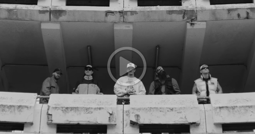 Image extraite du clip de Nerve, le groupe posé sur un balcon en béton