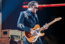 Guitare en Scène fête ses 20 ans avec Toto, Lynyrd Skynyrd et Joe Bonamassa Guitariste en concert, jouant une guitare électrique en couleur bois sur scène