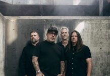 STAIND dévoile « Ghosts », premier single d’une nouvelle ère Les quatre membres de STAIND posant dans un décor en béton brut