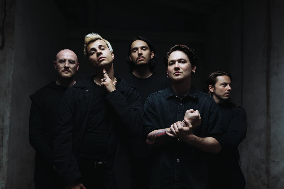 Photo promotionnelle de cinq musiciens dans un couloir sombre