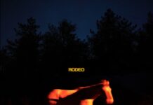 Daytime TV annonce « Rodeo », son album, avec le single « Meditate » Pochette de l'album « Rodeo » : un cheval en mouvement flouté dans une lueur orangée, avec le titre RODEO au centre