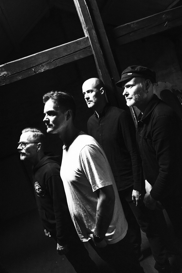 Portrait de groupe en noir et blanc des membres d'Extol
