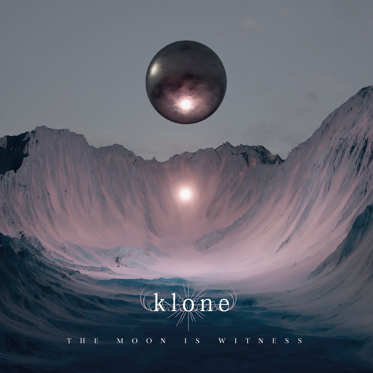 Pochette de l'album The Moon Is Witness de Klone : une sphère sombre flottant au-dessus d'une vallée montagneuse aux teintes rosées