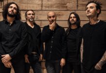Klone dévoile « Unchained », premier extrait de The Moon Is Witness Portrait des cinq membres du groupe Klone, vêtus de noir, devant un mur en bois