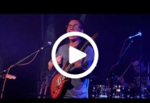 HamaSaari reprend la route, avec Klone en novembre Guitariste en concert, lunettes et guitare rouge, sur fond de lumières bleues