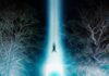 Enter Shikari surprend avec « Lightyears », un single intime Visuel du single « Lightyears », une silhouette suspendue dans un faisceau de lumière bleue au-dessus d'une porte lumineuse