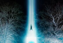 Enter Shikari surprend avec « Lightyears », un single intime Visuel du single « Lightyears », une silhouette suspendue dans un faisceau de lumière bleue au-dessus d'une porte lumineuse
