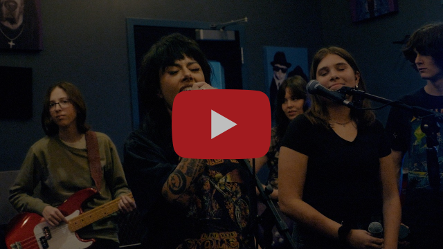 Extrait du clip officiel de Jolene par Bad Wolves avec des élèves de la Nashville School of Rock