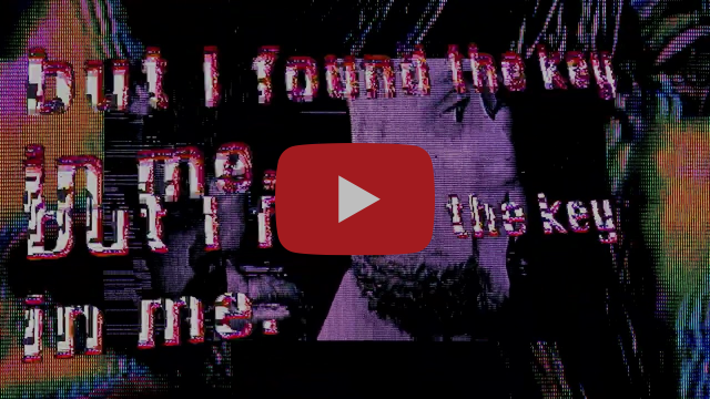 Capture du clip de « Trust Chaos » avec des paroles en surimpression sur un fond glitch violet et rose