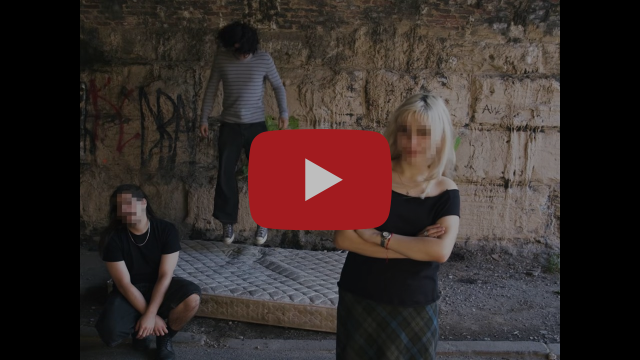Image extraite du clip de « Pixelate » : trois personnes dans un passage sous un mur couvert de graffitis, un matelas au sol