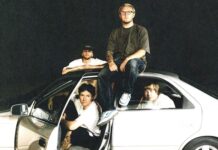 One Step Closer dévoile « Zero » et deux titres explosifs Les membres de One Step Closer posant dans une voiture argentée, de nuit