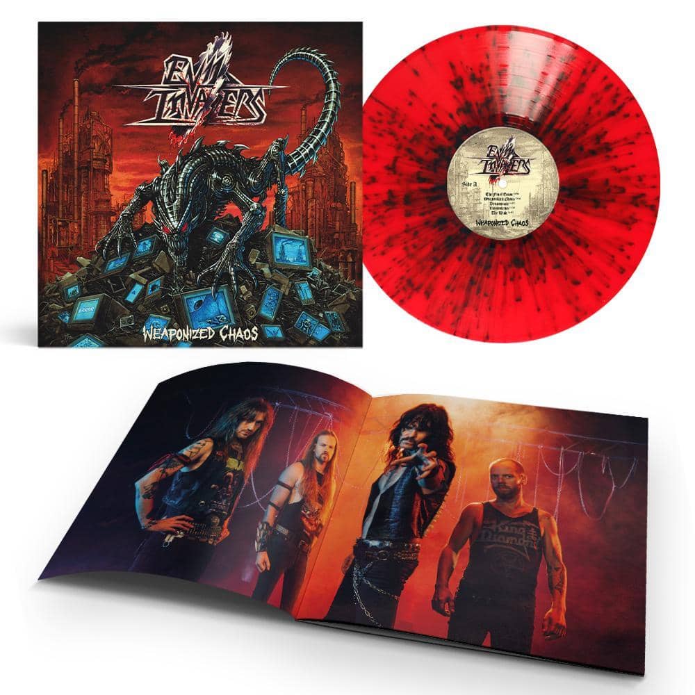 Vinyle splatter rouge et noir de Weaponized Chaos posé devant la pochette et un livret ouvert