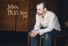 Julien Pras dévoile Minor Fall, un album folk pour l’automne Pochette de l'album Minor Fall de Julien Pras, le chanteur assis sur une chaise en bois
