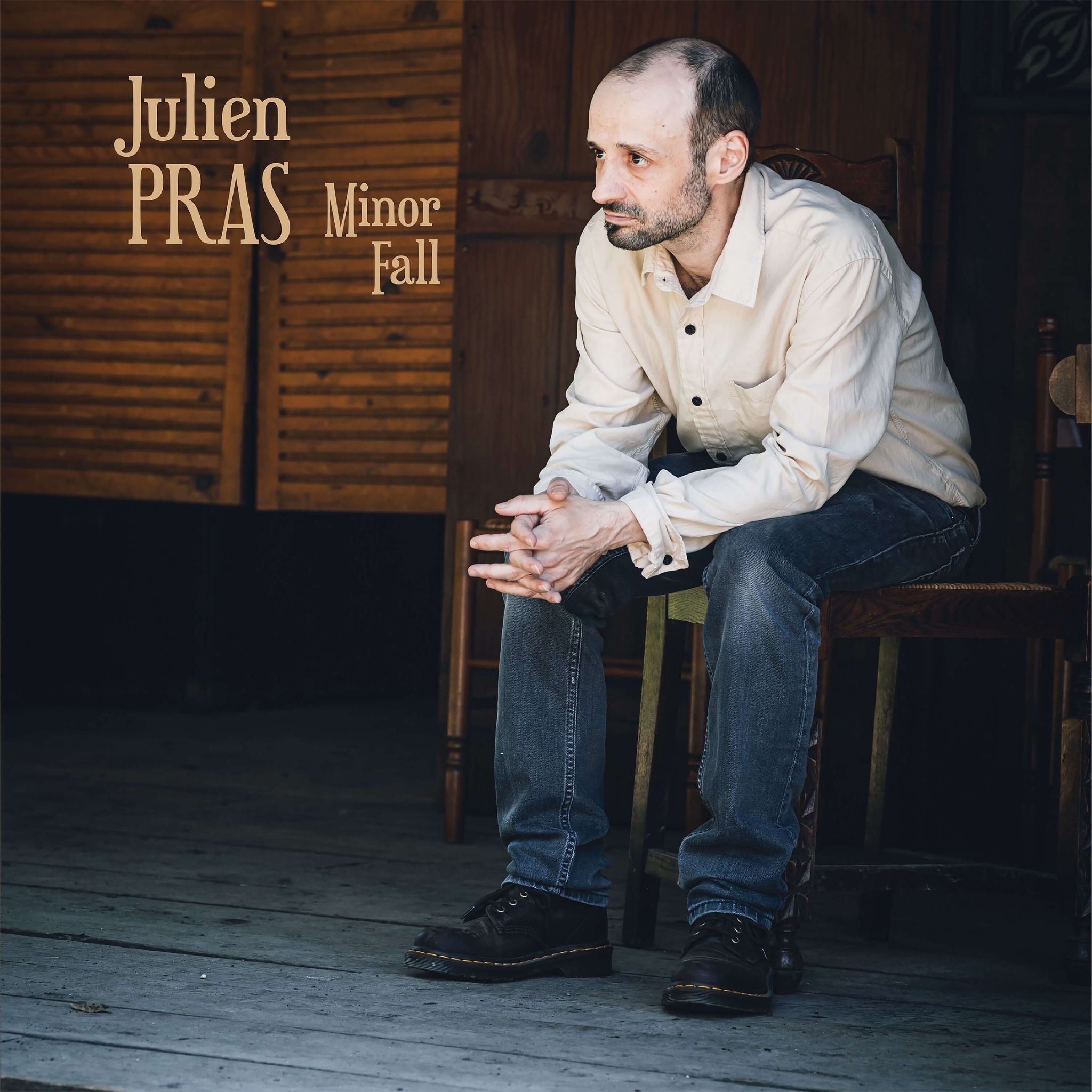 Pochette de l'album Minor Fall de Julien Pras, le chanteur assis sur une chaise en bois