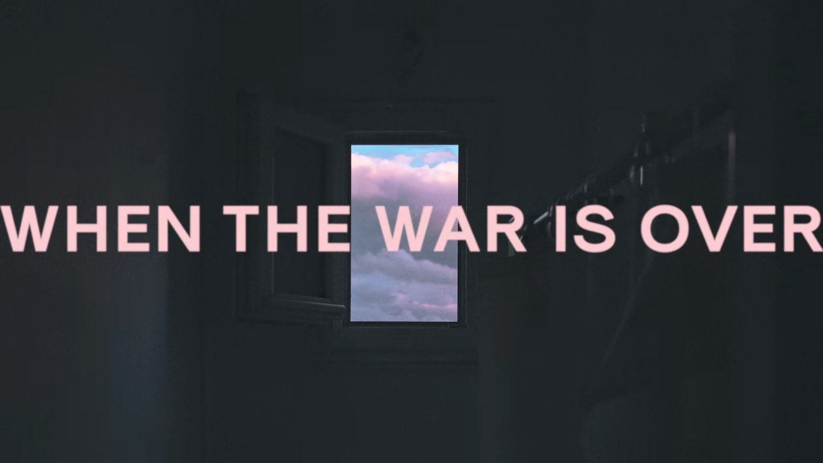 Image du clip « When The War Is Over » montrant une fenêtre ouverte sur un ciel rose et nuageux