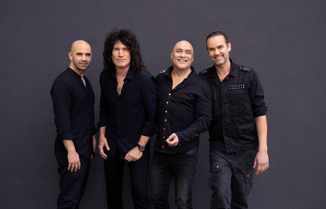 Les quatre membres de Shogun Mojo posant devant un fond gris anthracite