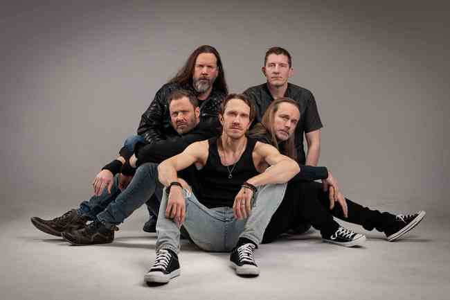 Les cinq membres de Seventh Wonder posant en studio
