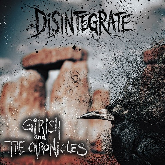 Pochette de l'album Disintegrate de Girish and the Chronicles, avec un corbeau et des ruines de pierre