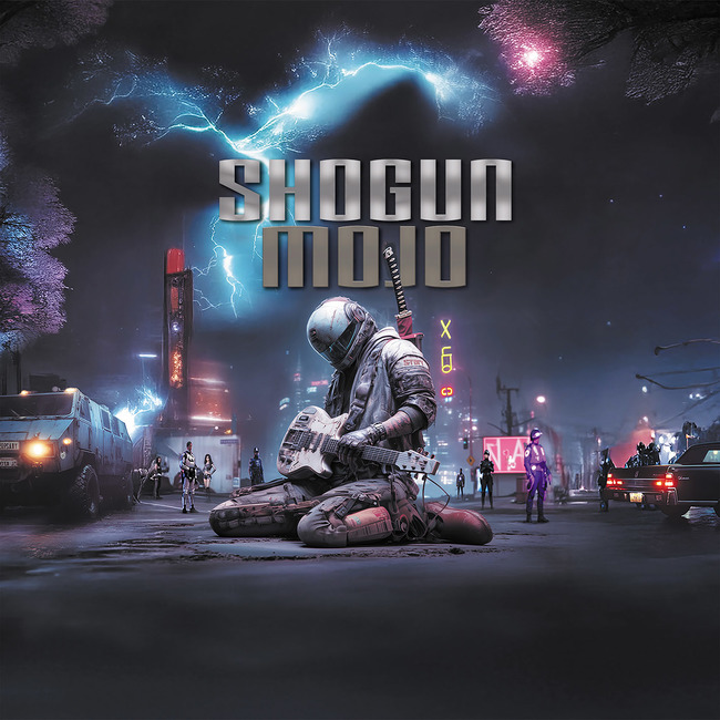 Pochette de l'album Shogun Mojo représentant un guerrier en armure jouant de la guitare dans une ville futuriste la nuit