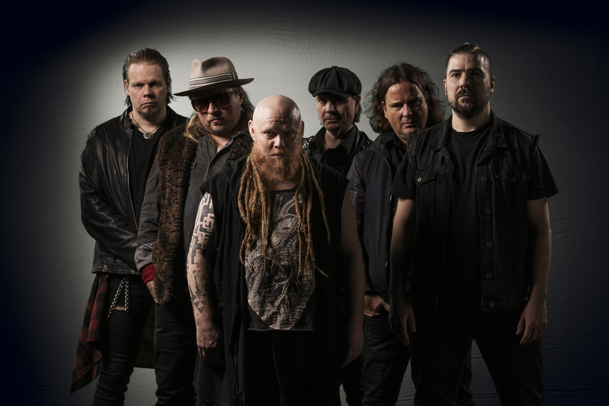 Portrait de groupe des six membres de Stråle sur fond sombre