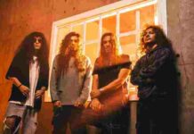 Girish and the Chronicles dévoile « Fading Away », nouveau single Les quatre membres de Girish and the Chronicles posant devant une fenêtre aux tons orangés