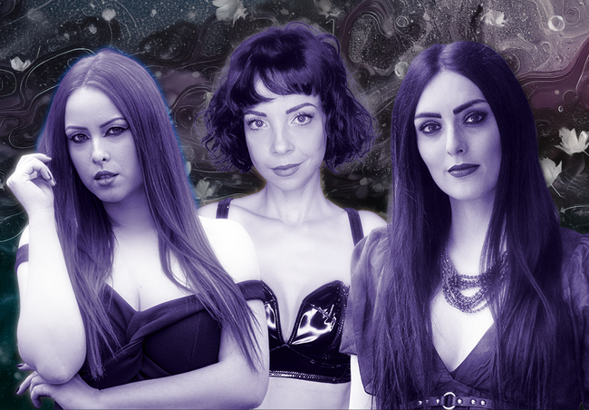 Les trois chanteuses de The Erinyes, en tons violets devant un fond abstrait