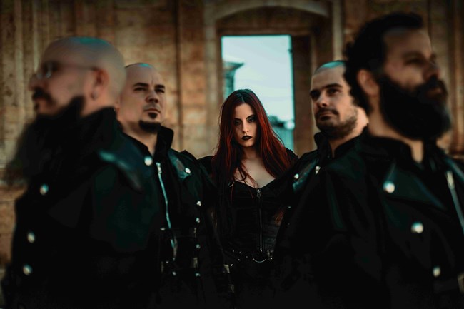 Les membres de Death & Legacy posant dans un bâtiment en ruines, la chanteuse au centre