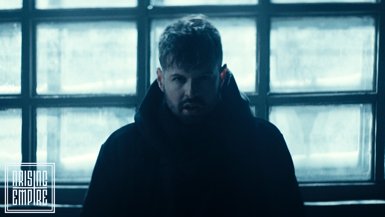 Le chanteur de Revnoir devant une grande fenêtre givrée, extrait de clip