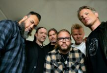 tAKiDA dévoile « Tale Of Four Broken Men », extrait de Numbers Portrait de groupe des six membres de tAKiDA, en plan serré et en contre-plongée