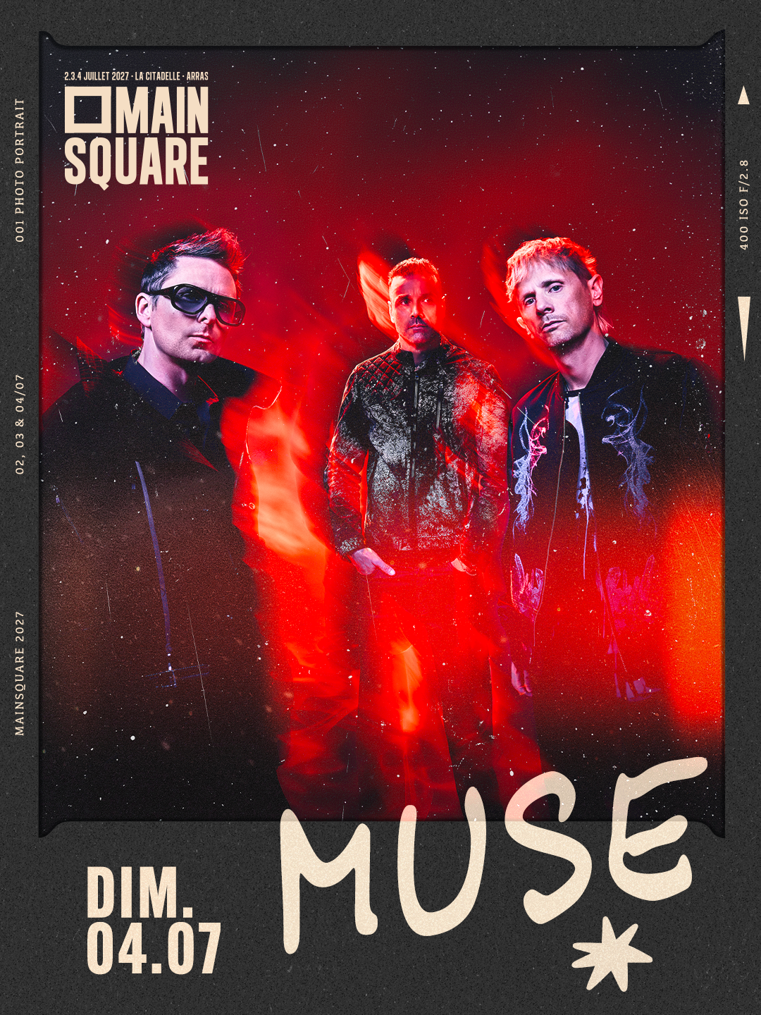 Portrait des trois membres de Muse sur fond rouge, affiche du Main Square 2027