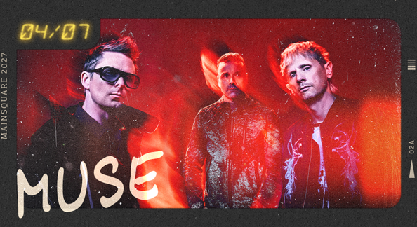 Les trois membres de Muse posant sur fond rouge, visuel officiel du Main Square 2027